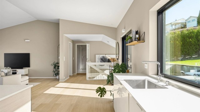 Flott trapp fra Hafrsfjords Tre mellom etasjene. Inn fra stue og kjøkken er det en egen foreldre avdeling med soverom, walk-in-closet og bad.