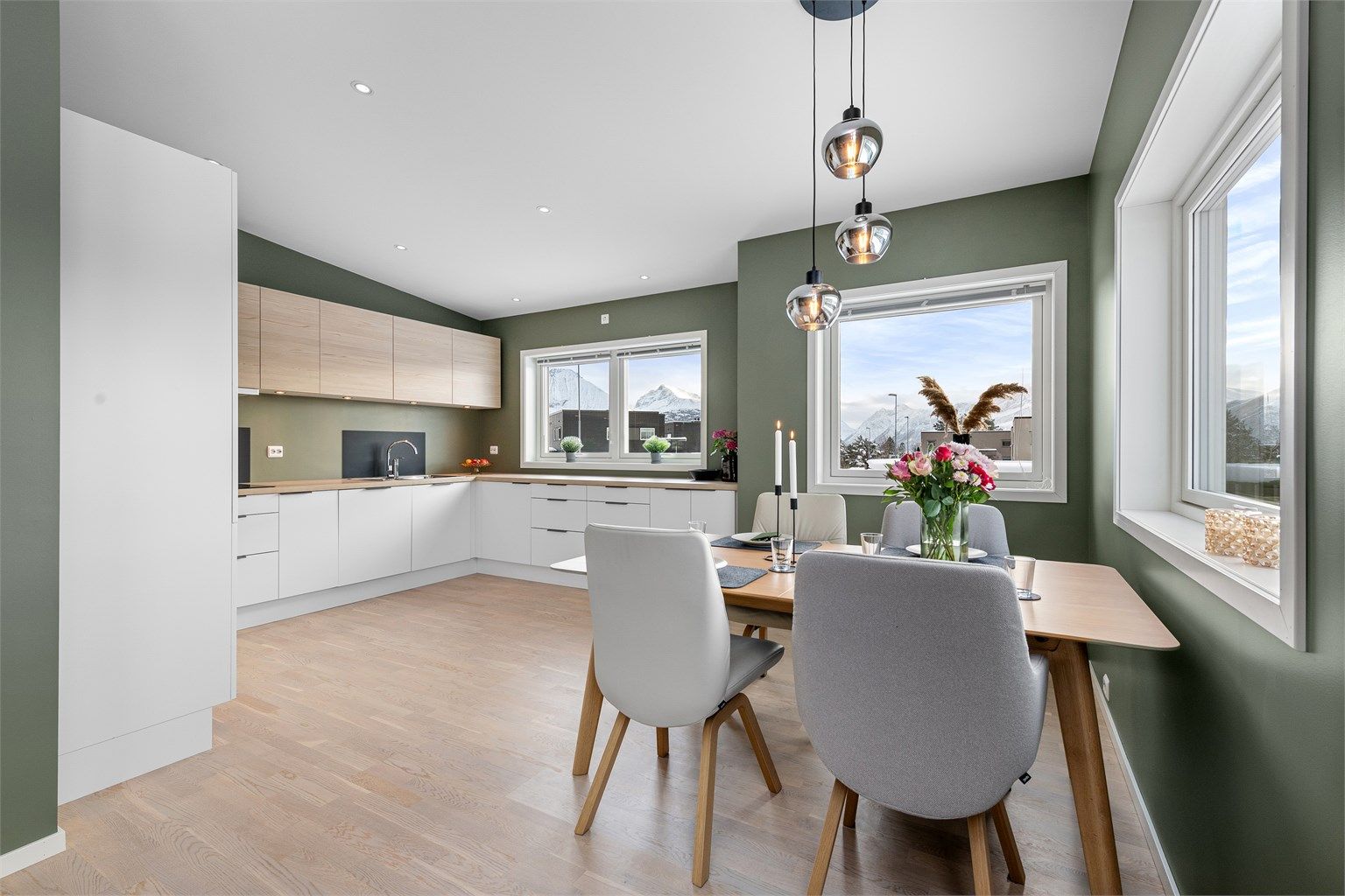 Moderne kjøkkeninnredning fra HTH med integrerte hvitevarer og god plass til spisebord.
Foto: Stian Wiik