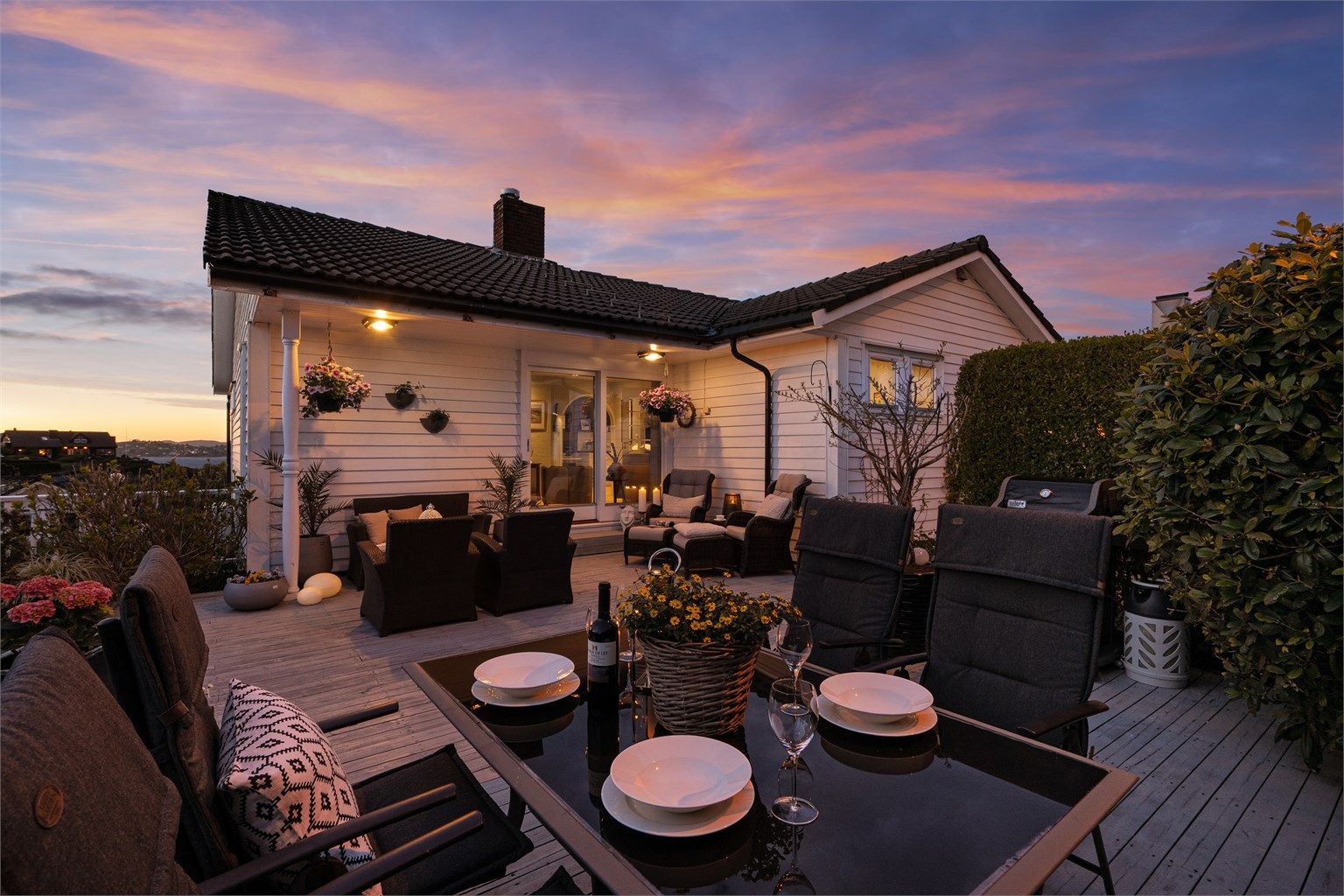 Her kan du ha sittegrupper og bord, solstoler, grill m.m .