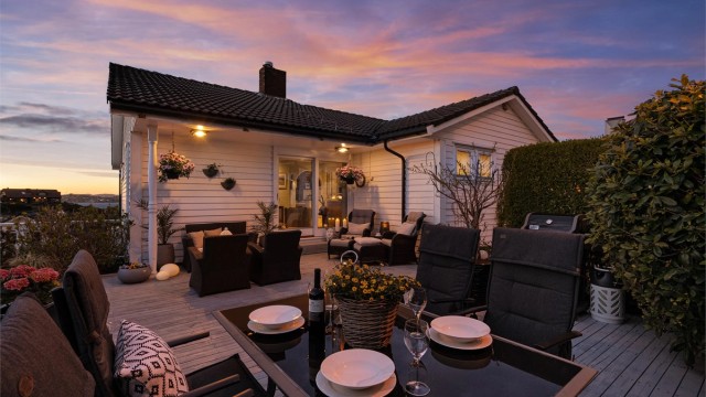 Her kan du ha sittegrupper og bord, solstoler, grill m.m .