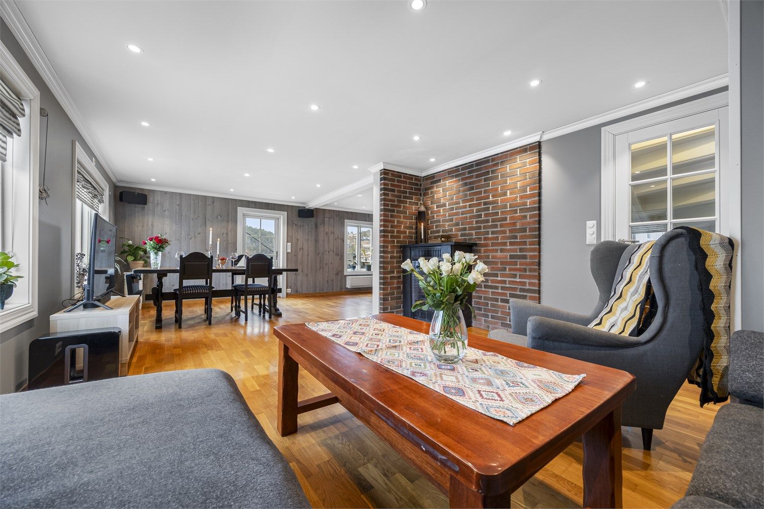 Stor stue med god plass til flere soner.