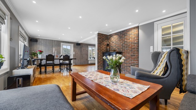 Stor stue med god plass til flere soner.