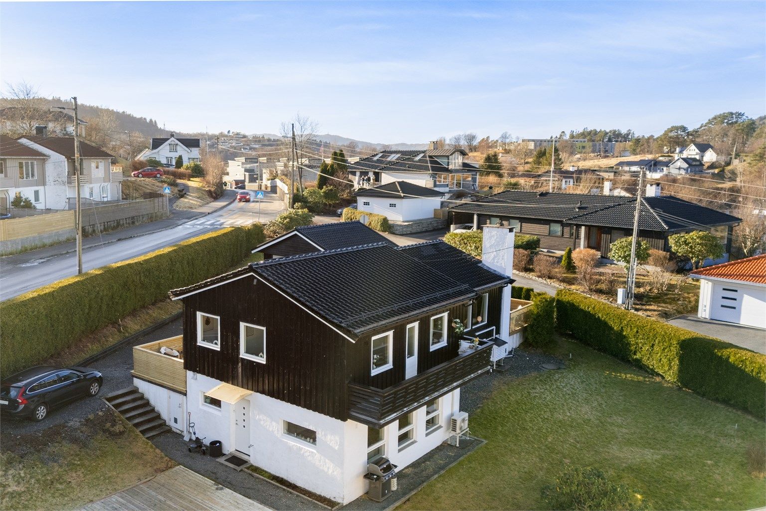 Attraktiv og familievennlig beliggenhet i et etablert og populært boligområde på Søreide/Steinsviken. Sutak, lekter og glasert takstein ble byttet på hovedhus i 2008.