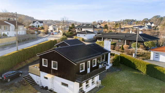 Attraktiv og familievennlig beliggenhet i et etablert og populært boligområde på Søreide/Steinsviken. Sutak, lekter og glasert takstein ble byttet på hovedhus i 2008.