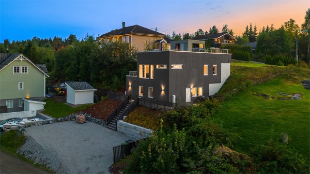 Krogsveen v/ Eirik Hermansen presenterer Tærudlia 1 - En meget tiltalende og moderne enebolig med sentral beliggenhet på Råholt