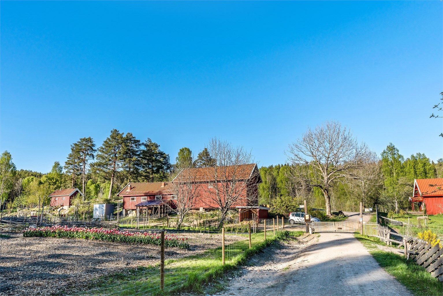 Sørli besøksgård er en gammel husmannsplass i skogen ved Nøklevann og Haraløkka idrettsanlegg. På gården kan du hilse på sauer og høner. I sesong kan du besøke hagen hvor det dyrkes et mangfold av grønnsaker, frukt og bær.