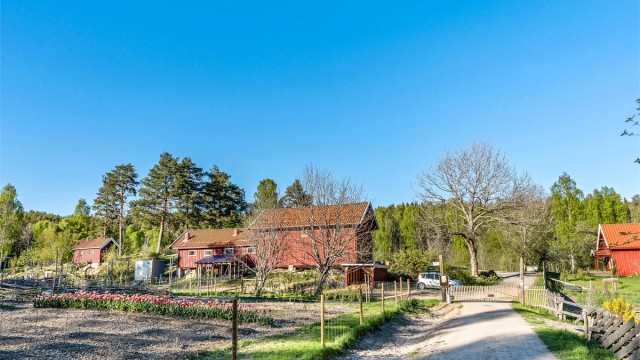 Sørli besøksgård er en gammel husmannsplass i skogen ved Nøklevann og Haraløkka idrettsanlegg. På gården kan du hilse på sauer og høner. I sesong kan du besøke hagen hvor det dyrkes et mangfold av grønnsaker, frukt og bær.