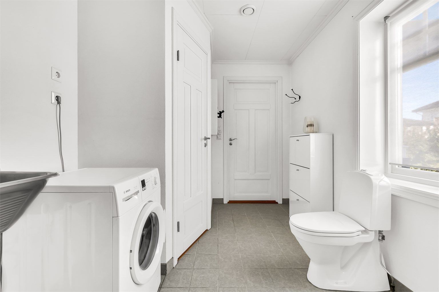 Baderom med adkomst fra hall.