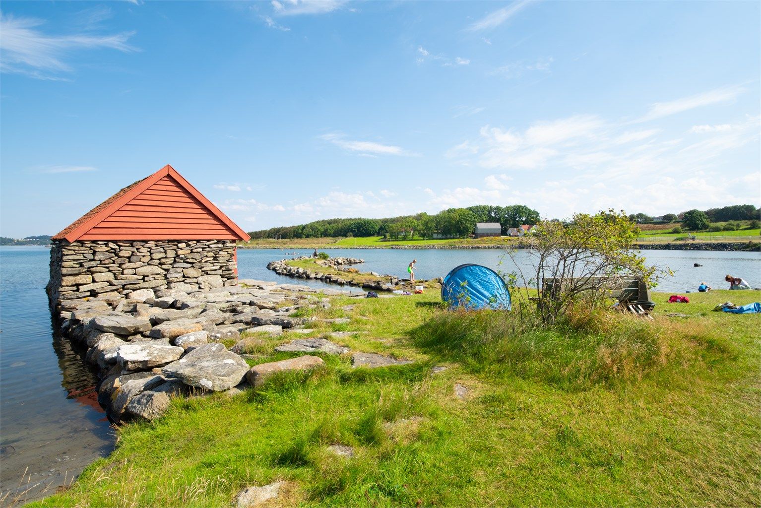 Sandvågen er i kort gangavstand (ca. 900 m) fra boligen