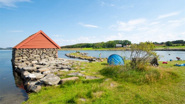 Sandvågen er i kort gangavstand (ca. 900 m) fra boligen