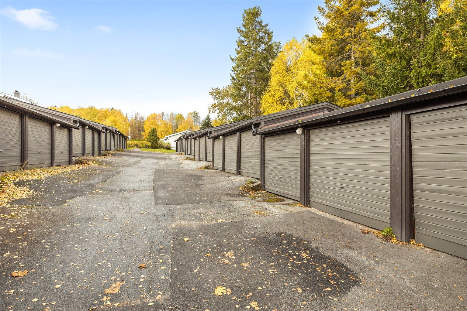 Boligen disponerer en parkeringsplass i felles garasjeanlegg. Borettslaget arbeider med planlegging av el-billadere.
