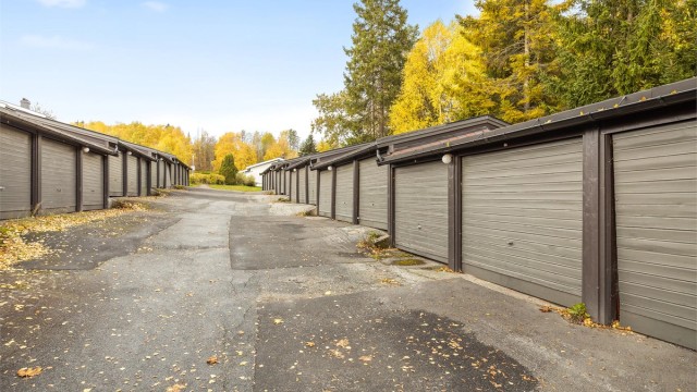 Boligen disponerer en parkeringsplass i felles garasjeanlegg. Borettslaget arbeider med planlegging av el-billadere.
