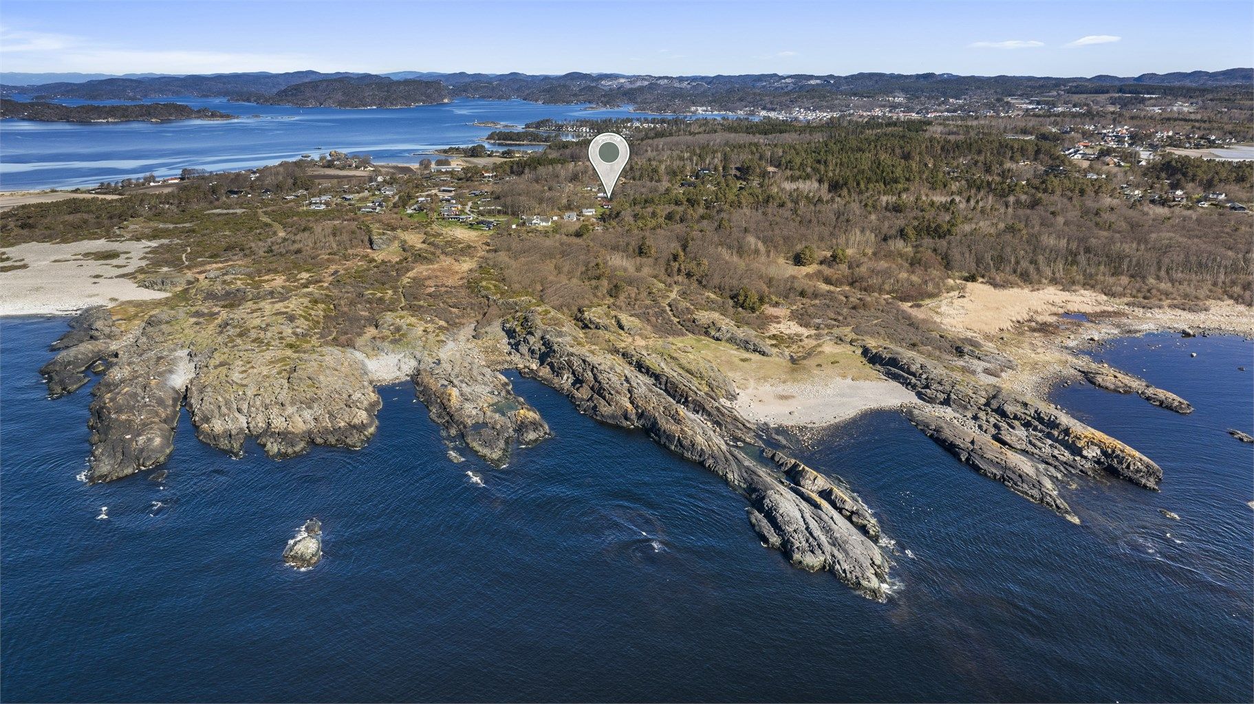 Den unike kystlinjen byr på flotte naturopplevelser året rundt. Om det skulle friste med et bad finnes det flere flotte bademuligheter i nærområdet.
