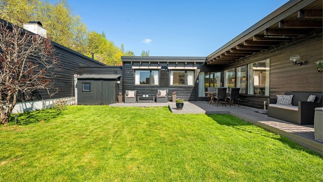 Den private hagen og markterrassen på 31 m² danner en usjenert ramme rundt boligen.