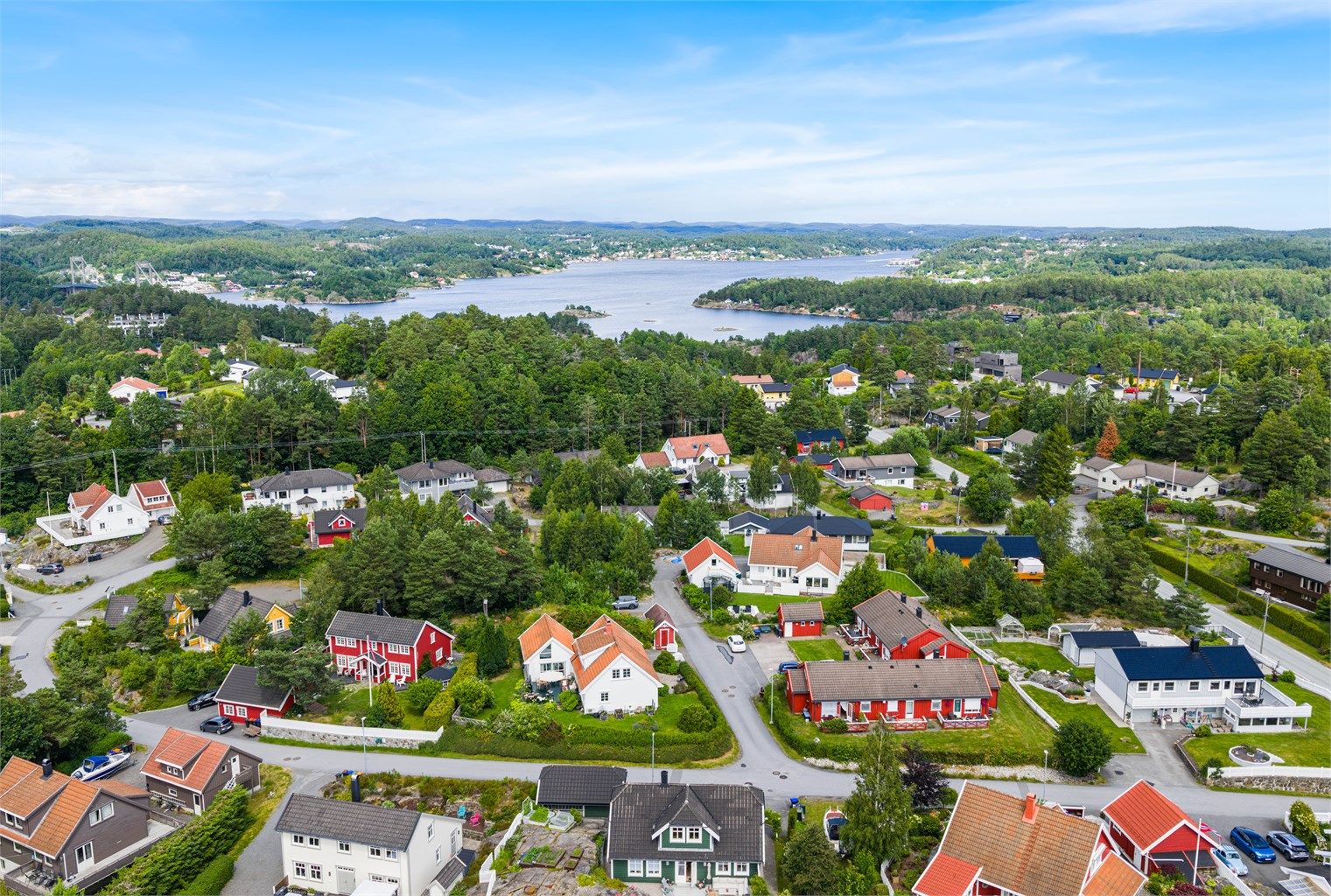 På Tromøya har man nærhet til sjøen og fine badeplasser, turstier langs kysten og i skog. Eiendommen ligger i område uten boplikt.