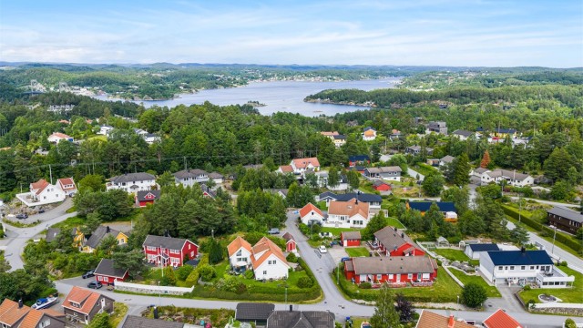 På Tromøya har man nærhet til sjøen og fine badeplasser, turstier langs kysten og i skog. Eiendommen ligger i område uten boplikt.