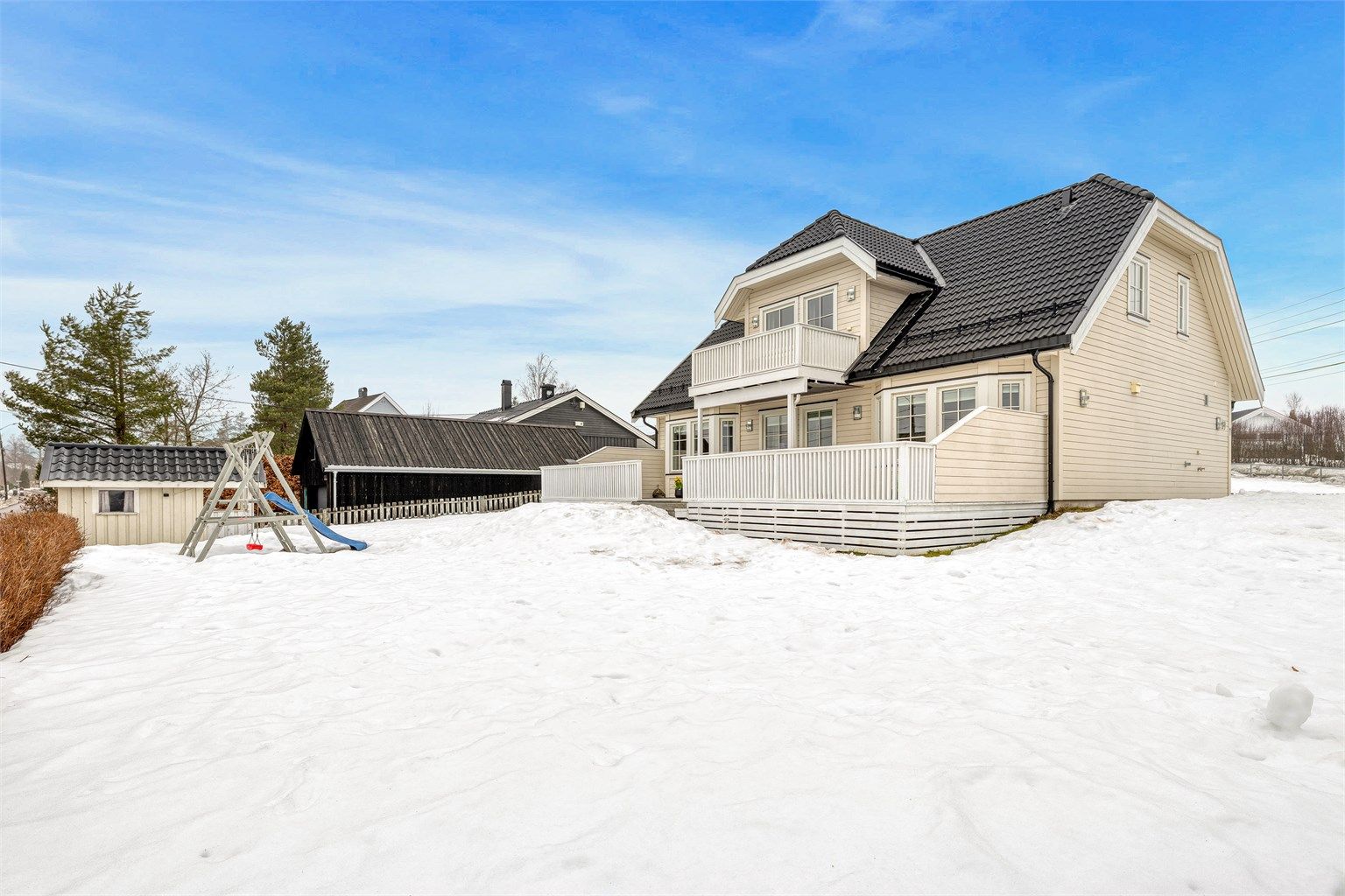 På solsiden av tomten har eiendommen opparbeidet plenareal som innbyr til lek og moro for både liten og stor, legg også merke til den hyggelig lekestua som barna kommer til å elske