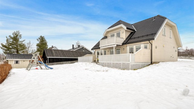 På solsiden av tomten har eiendommen opparbeidet plenareal som innbyr til lek og moro for både liten og stor, legg også merke til den hyggelig lekestua som barna kommer til å elske