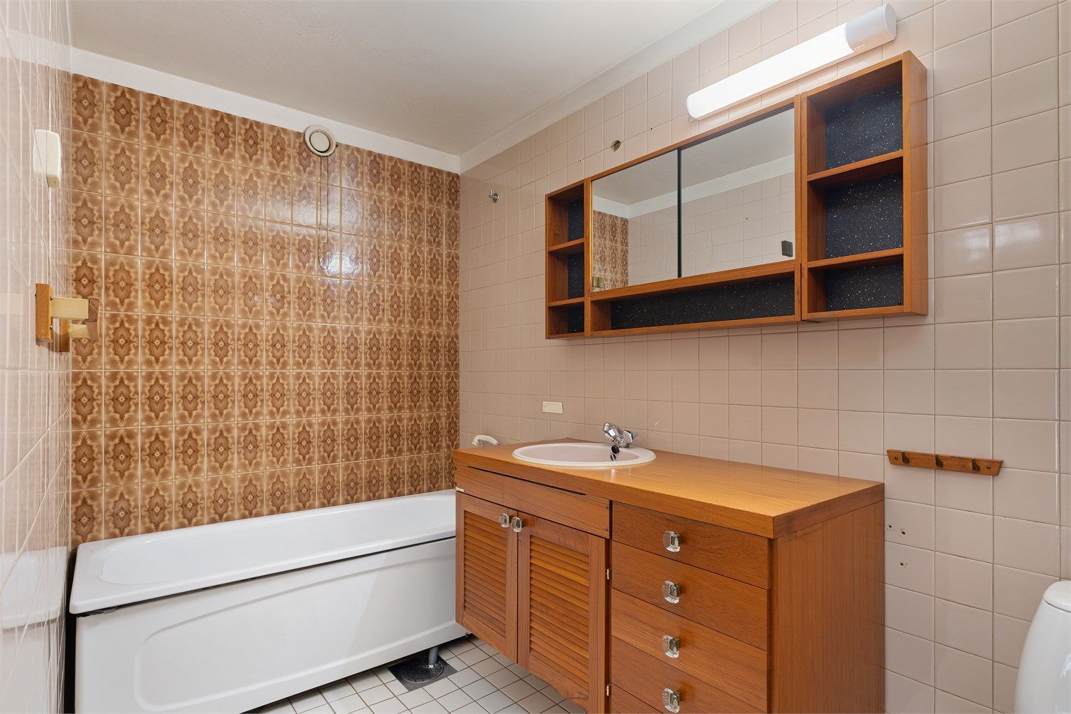 Baderom fra byggeår er av eldre standard, og det er gitt TG3 på badet i sin helhet