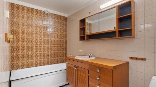 Baderom fra byggeår er av eldre standard, og det er gitt TG3 på badet i sin helhet