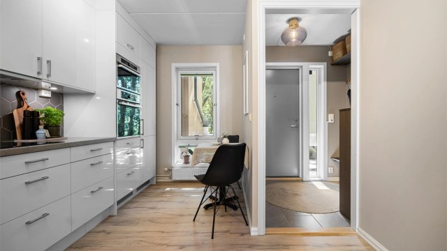 Kjøkkenet har vindu som slipper inn naturlig lys og bidrar til en lys atmosfære i denne delen av leiligheten også.