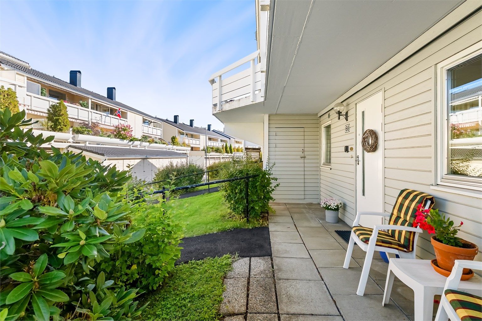 Uteplassen på forsiden av leiligheten er vendt mot Nordøst og således perfekt for morgenkaffen. Utebod på 2m² også denne med tilgang til strøm