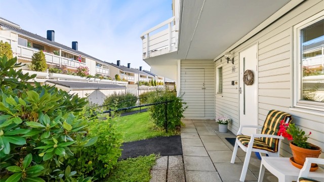 Uteplassen på forsiden av leiligheten er vendt mot Nordøst og således perfekt for morgenkaffen. Utebod på 2m² også denne med tilgang til strøm
