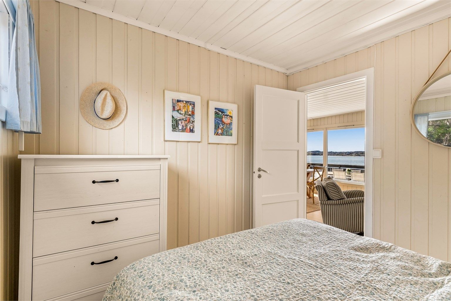 Hovedsoverommet er preget av et sommerlig og lyst fargevalg.