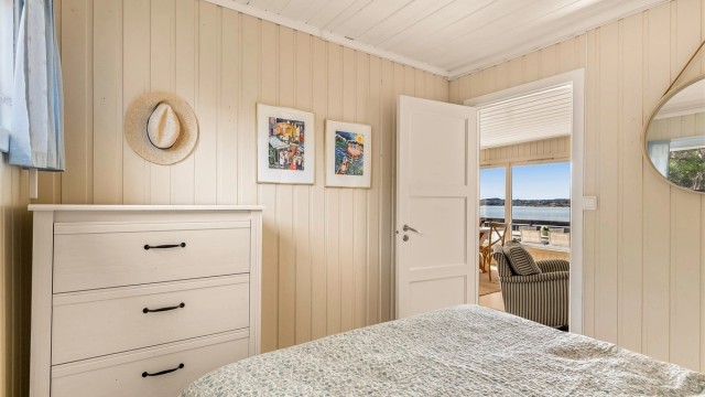 Hovedsoverommet er preget av et sommerlig og lyst fargevalg.