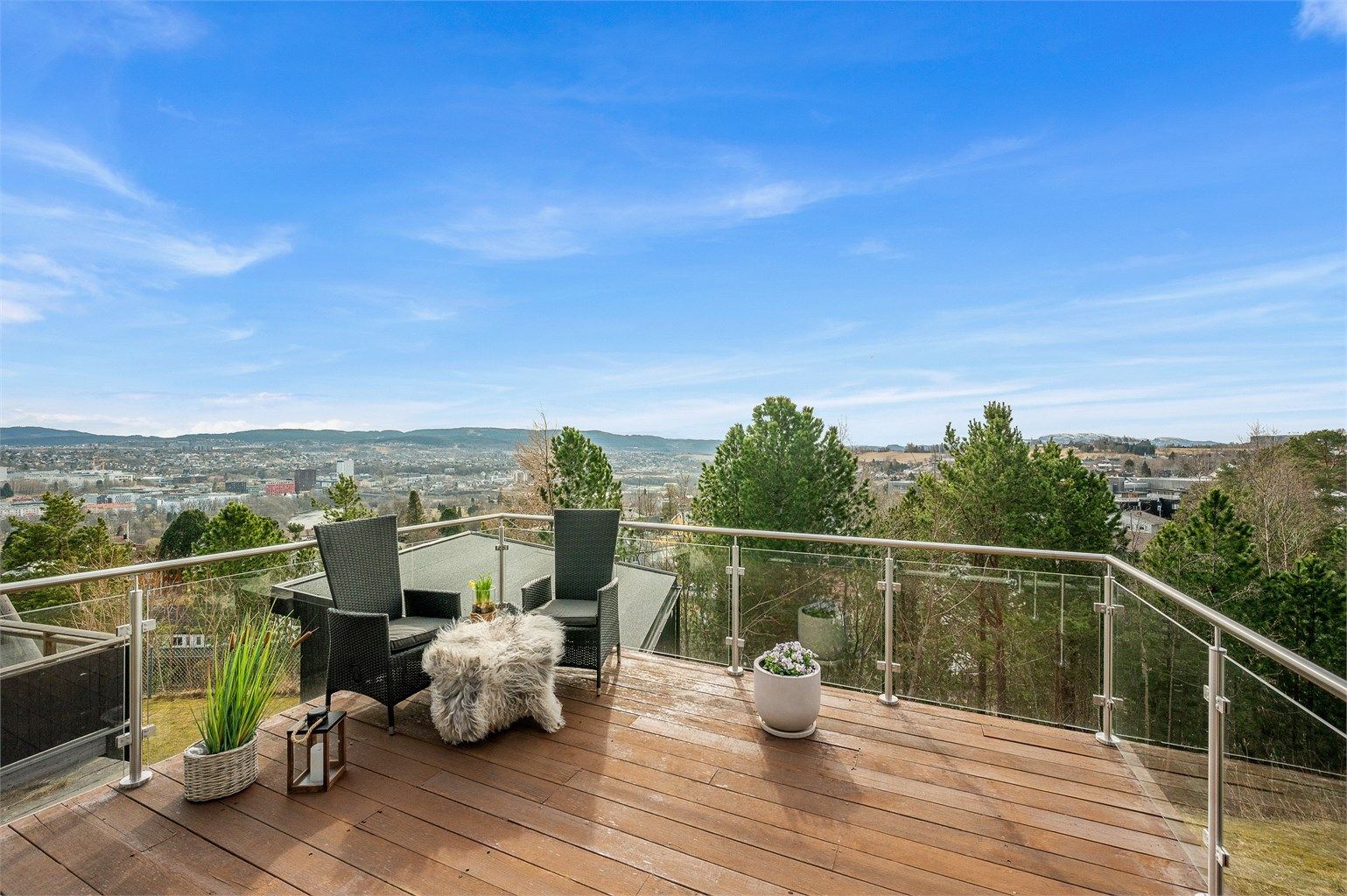 Verandaen er på 15 kvm og ligger solrikt og luftig til, med flott utsyn og god plass til utemøbler – en herlig forlengelse av stuen.