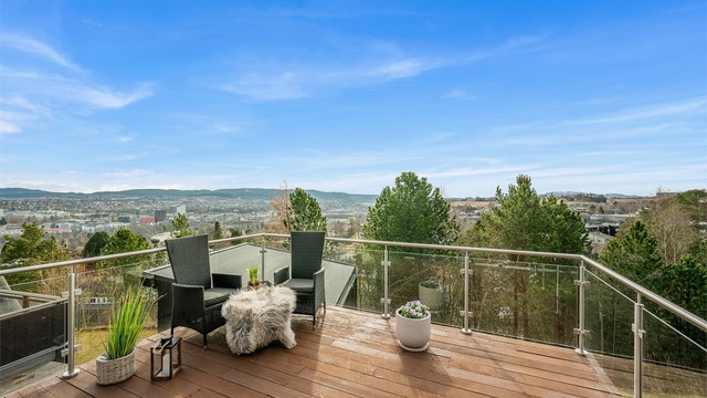 Verandaen er på 15 kvm og ligger solrikt og luftig til, med flott utsyn og god plass til utemøbler – en herlig forlengelse av stuen.