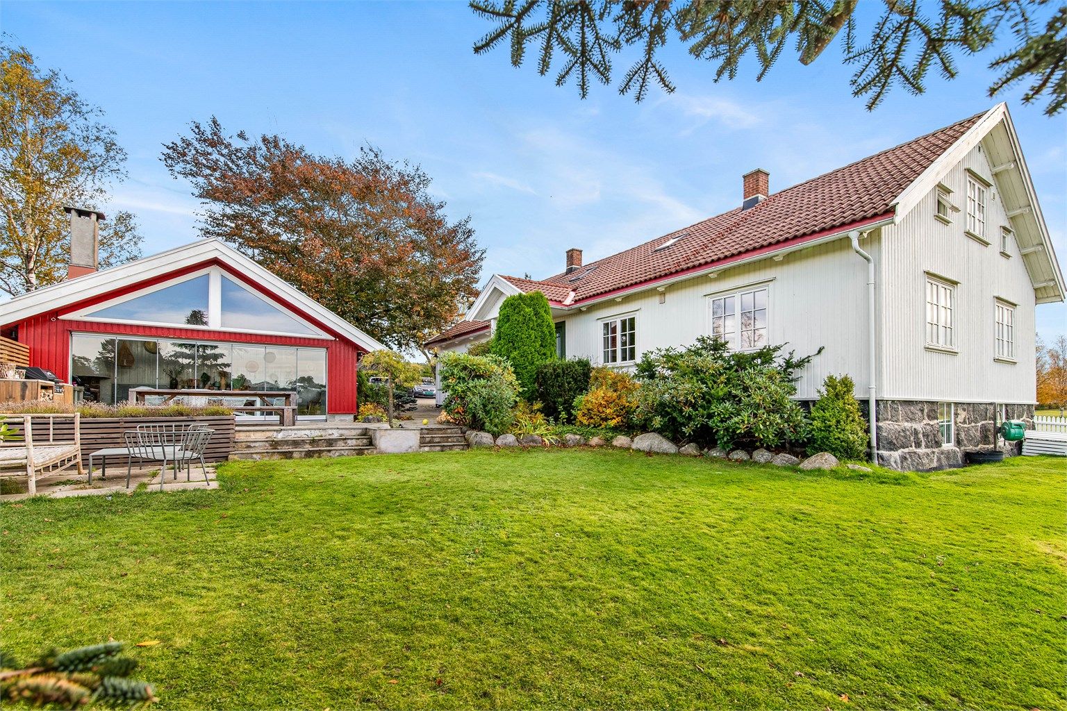 Eneboligen med sin karakteristiske grunnmur i naturstein. ( bilde fra i høst )