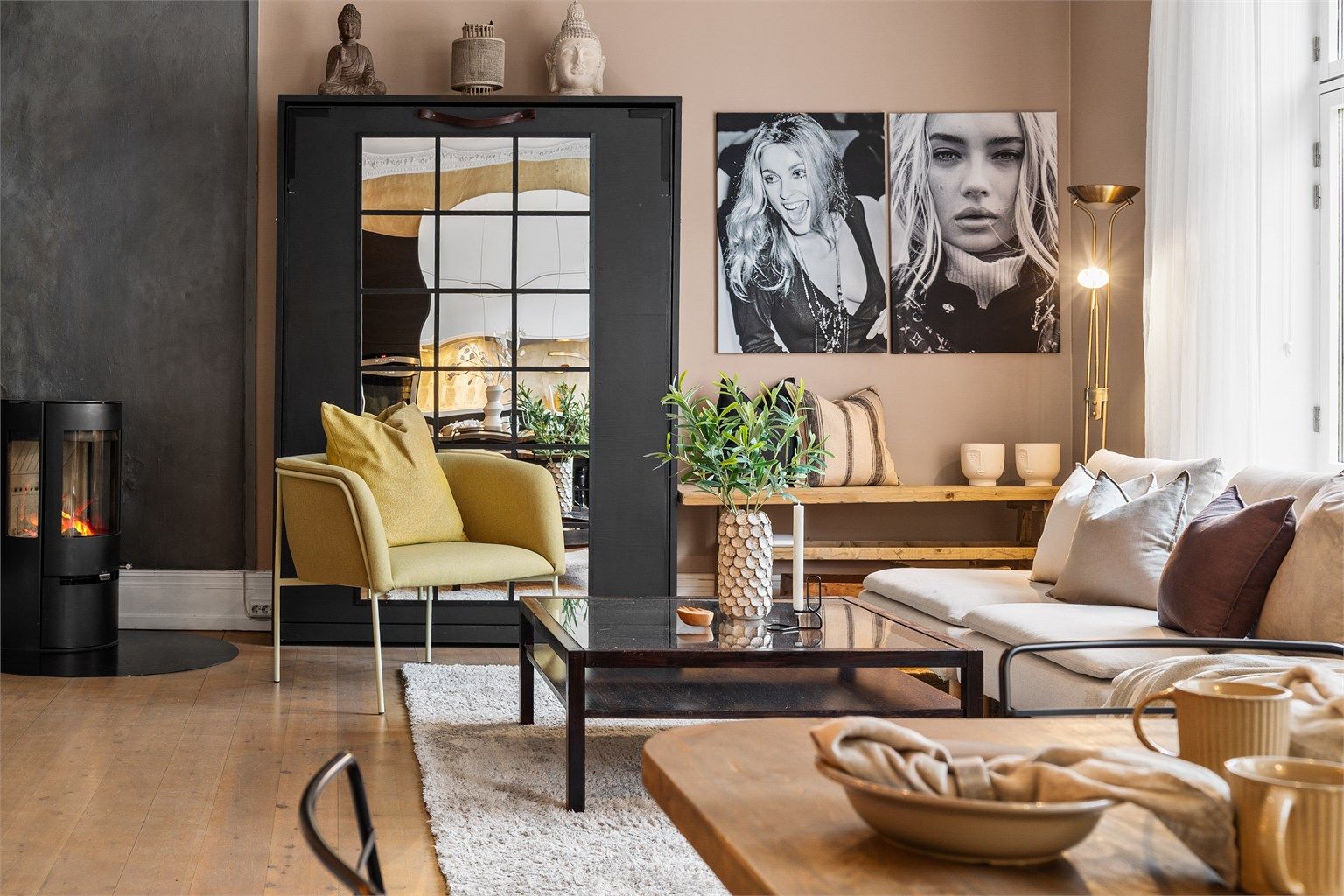 Romslig stue med god plass til sittegruppe og TV-område.