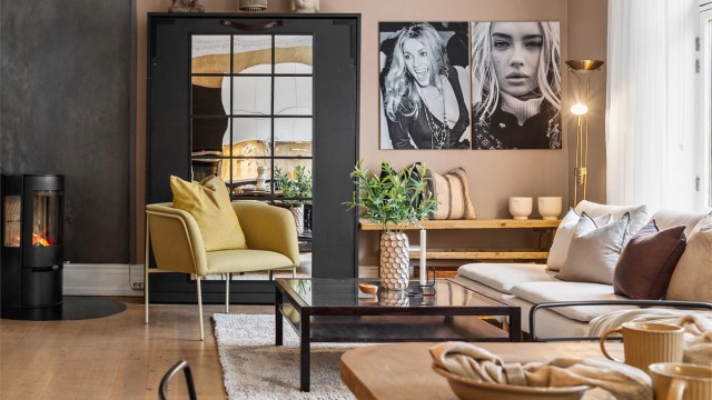 Romslig stue med god plass til sittegruppe og TV-område.