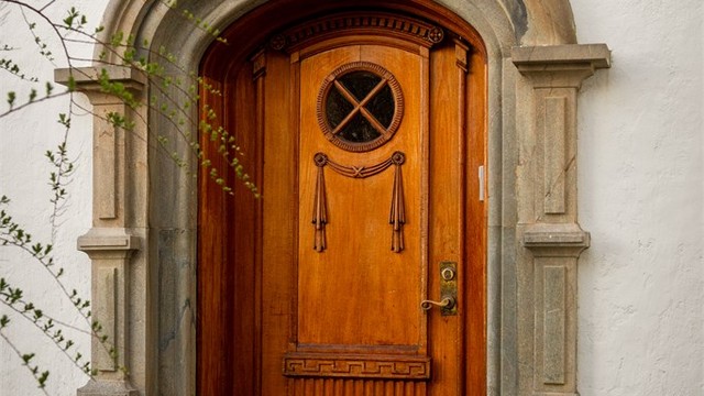 - Arkitektoniske detaljer på ytterdøren gir et distinkt og eksklusivt førsteinntrykk av boligen -