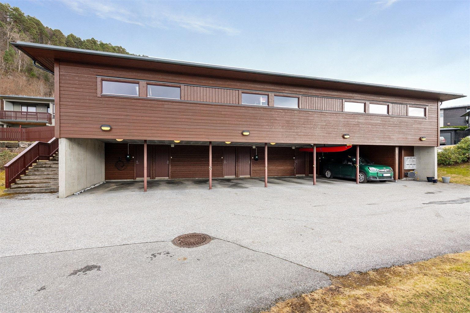 Parkering i egen carport med installert elbillader. Her er det også en praktisk utebod på 5 m².