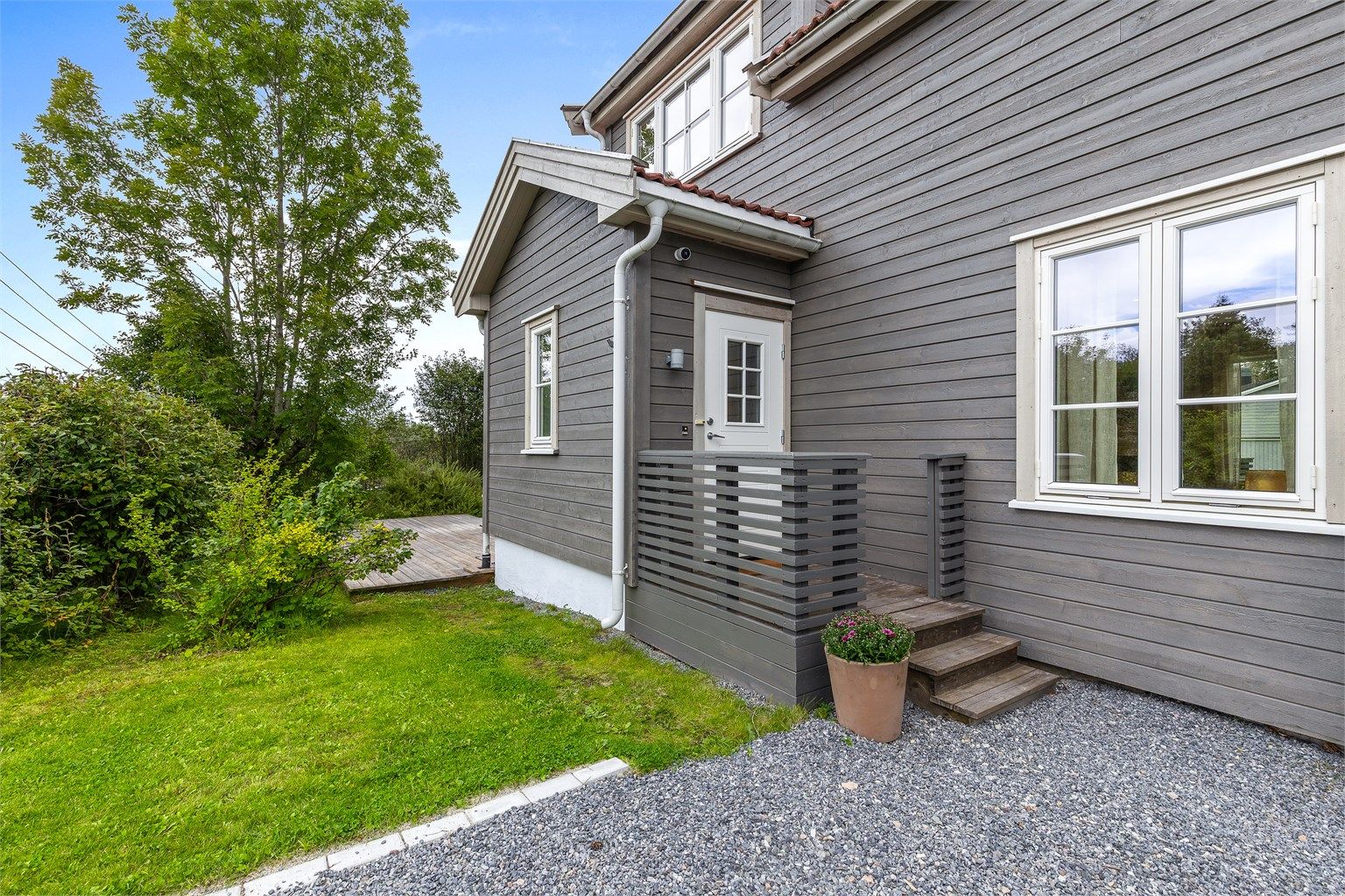 Inngangspartiet i 1.etasje. Boligen ligger innerst i blindvei i meget barnevennlig område. Flere lekeplasser i nærområdet.