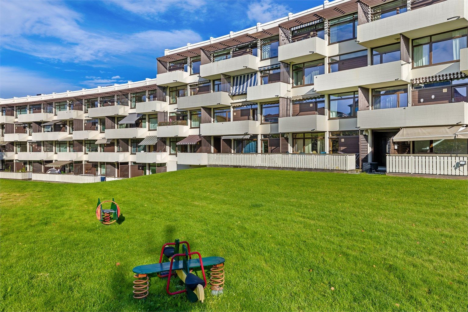 Grøntarealene byr på felles lekeapparater og gode oppholdsarealer for beboerne.