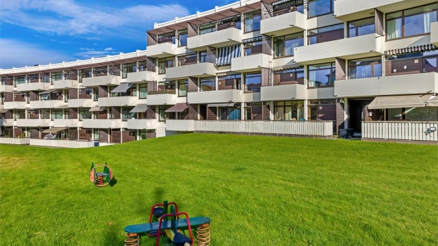 Grøntarealene byr på felles lekeapparater og gode oppholdsarealer for beboerne.