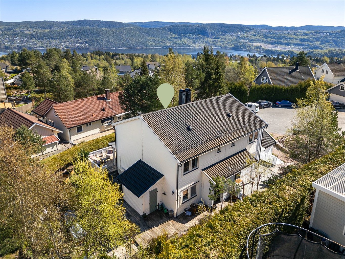 Eiendommen ligger usjenert og tilbaketrukket, innerst i en rolig blindvei uten gjennomgangstrafikk. 
Foto: Stine Prøitz Jørgensen