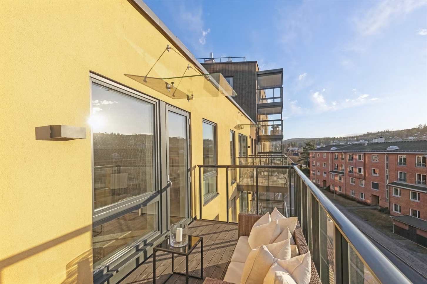 Herlig balkong med god plass til utemøbler og utsikt over nærområdet. 