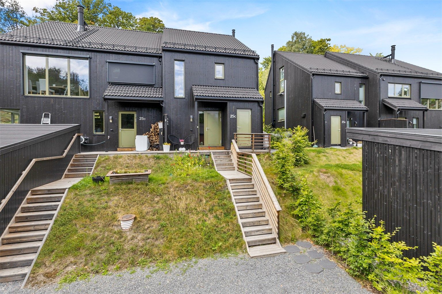 Boligen har et hyggelig inngangsparti med en mindre terrasse