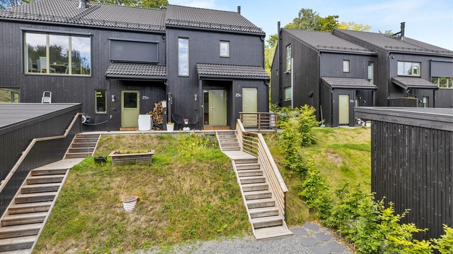 Boligen har et hyggelig inngangsparti med en mindre terrasse