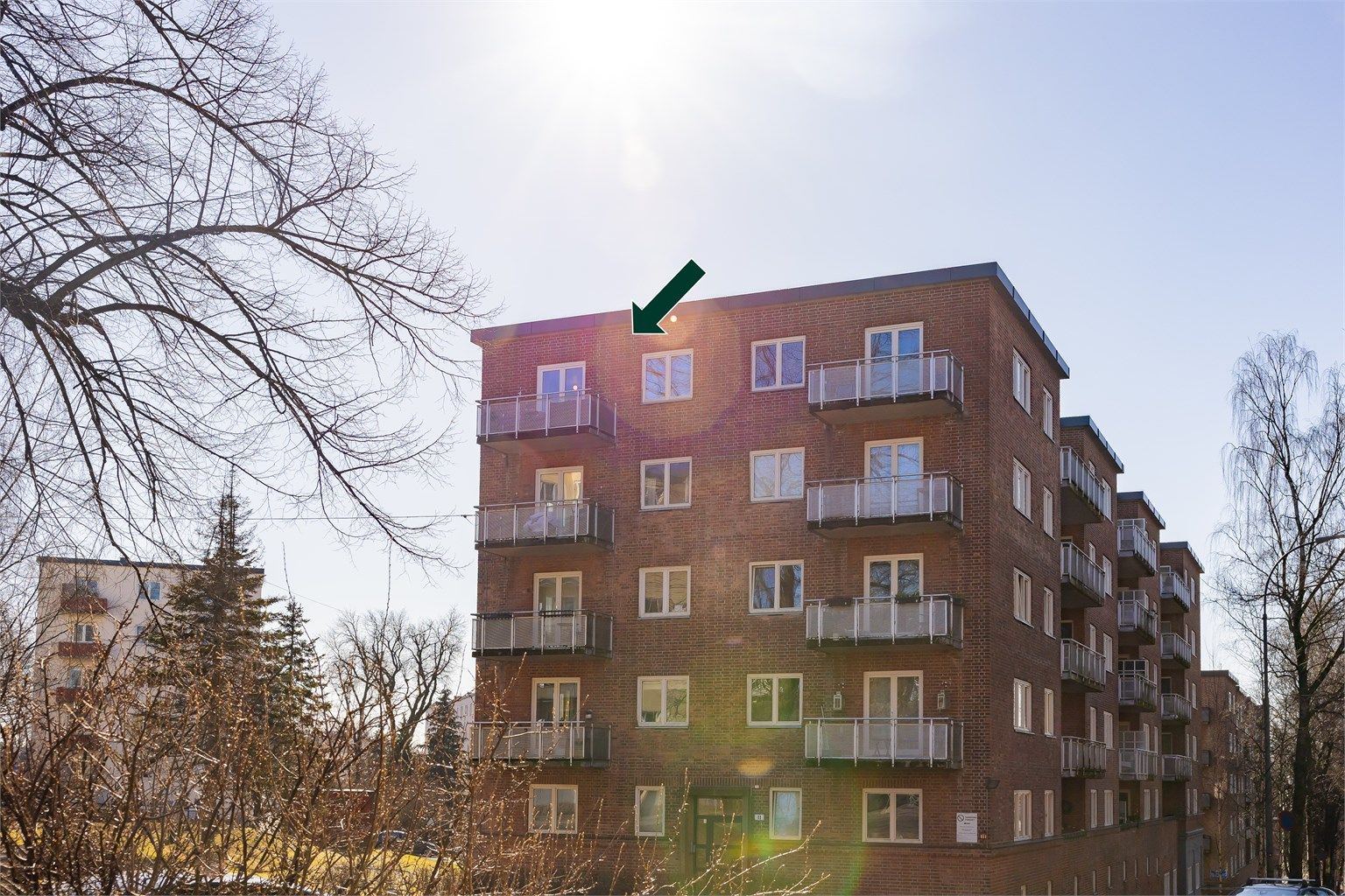 Leiligheten ligger i et rolig og attraktivt område med kort vei til offentlig kommunikasjon.