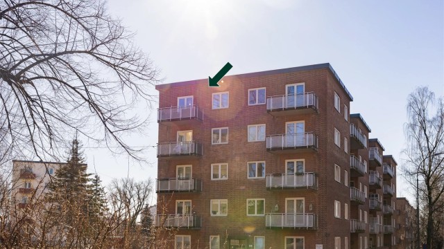 Leiligheten ligger i et rolig og attraktivt område med kort vei til offentlig kommunikasjon.