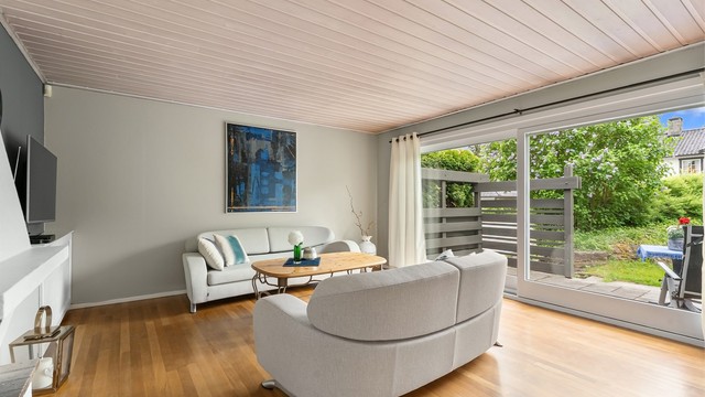 Fra stuen er det direkte utgang til en støpt terrasse på 25 m² og den usjenerte hagen.