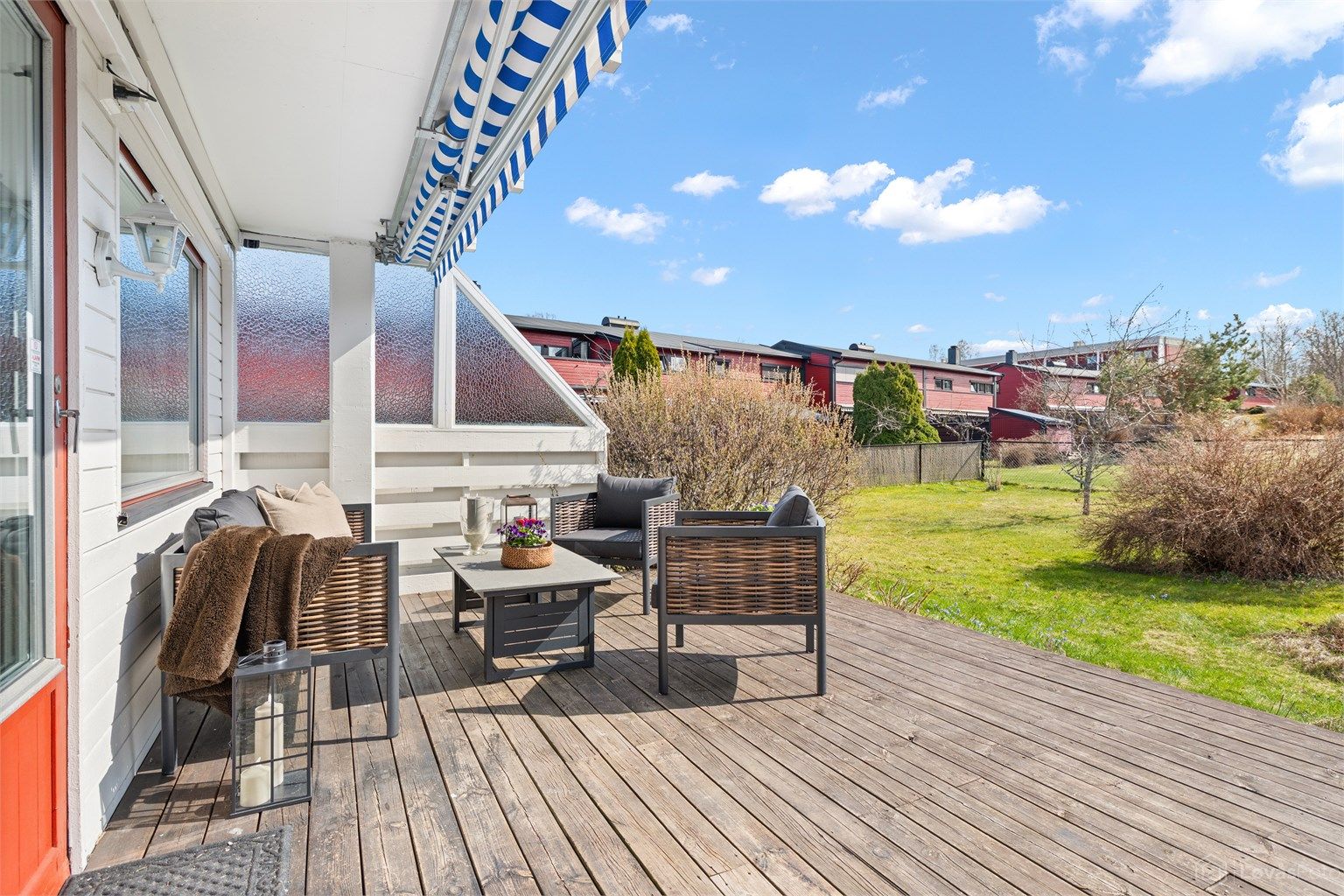 Fra stuen er det direkte utgang til en herlig markterrasse som blir en naturlig forlengelse av stuen på varme dager.