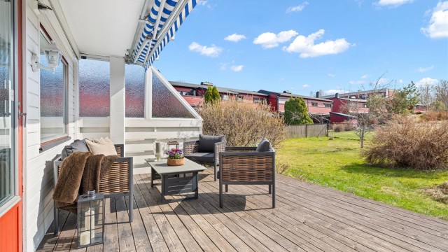 Fra stuen er det direkte utgang til en herlig markterrasse som blir en naturlig forlengelse av stuen på varme dager.