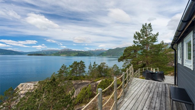 - Gjestehytten/annekset har like fantastisk beliggenhet -