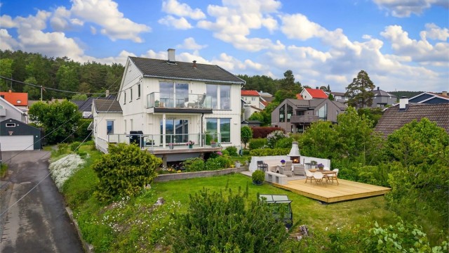 Dette er en innholdsrik del av tomannsbolig med områdets kanskje flotteste utsikt og gode solforhold